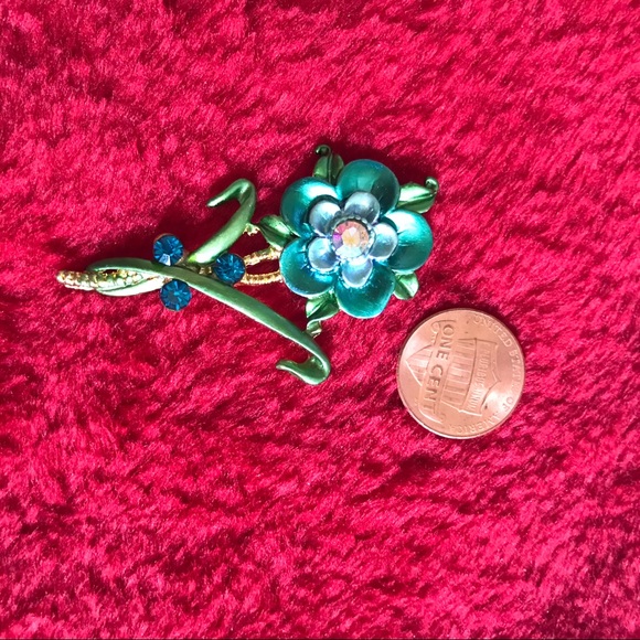 Vintage Crystal and Enamel Flower Brooch Pin - Picture 9 of 11